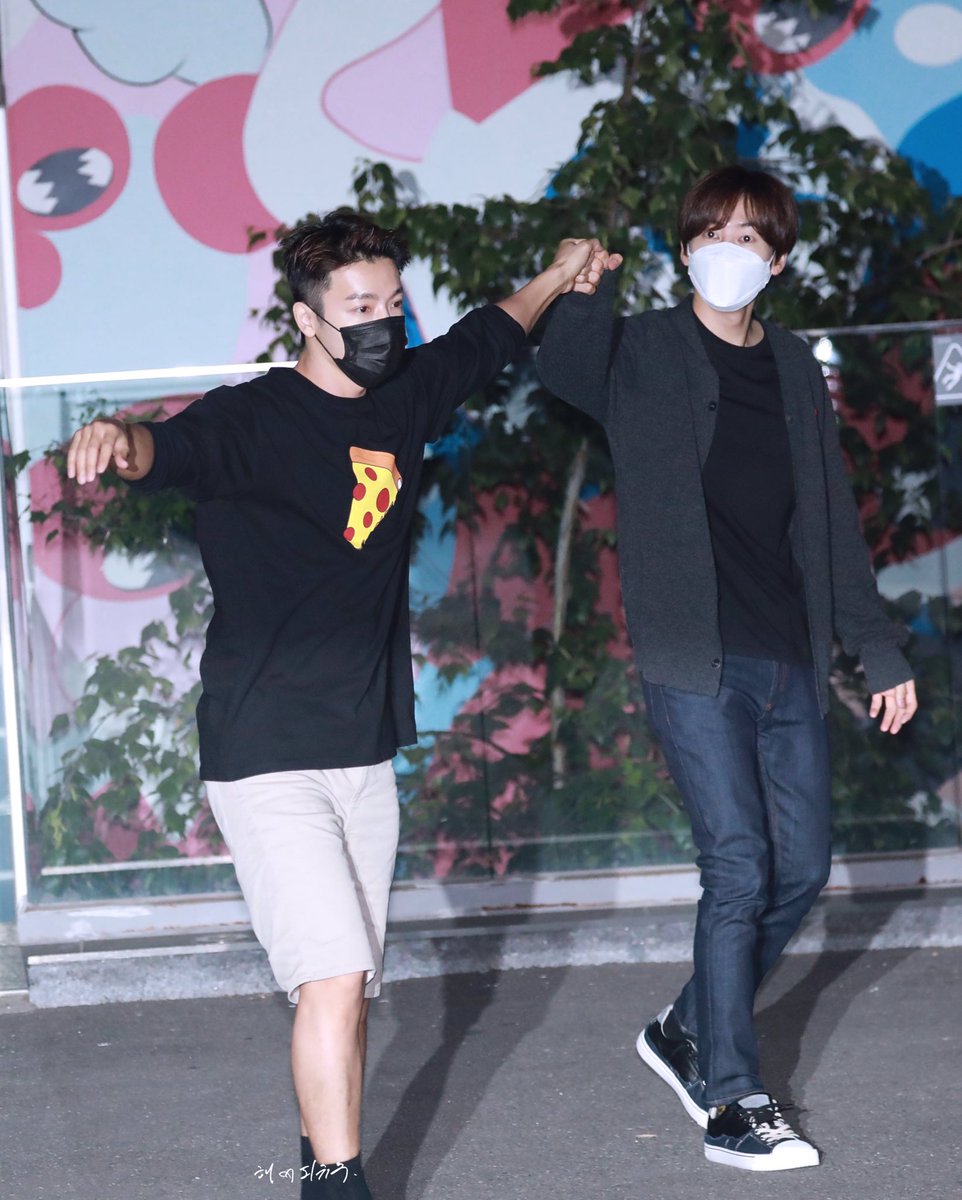 haeppysj's tweet photo. 210513 < 댸니쇼 > D&amp;E 퇴근 ^^
#SUPERJUNIOR #Donghae #Eunhyuk #동해 #은혁 💛🍕💛
@donghae861015 https://t.co/R64kOa1qvj