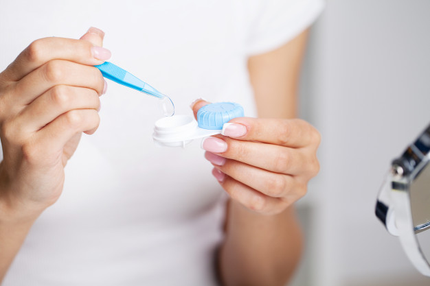 ConSalud_es's tweet photo. ¿Sabías que las #LágrimasArtificiales actúan como lubricante entre la lentilla y la superficie ocular para proteger los ojos? ¡Conoce #Cationorm, compatible para el uso diario en usuarios con lentes de contacto! https://t.co/PVPIOyK3C5 https://t.co/Osbwzv2Nig