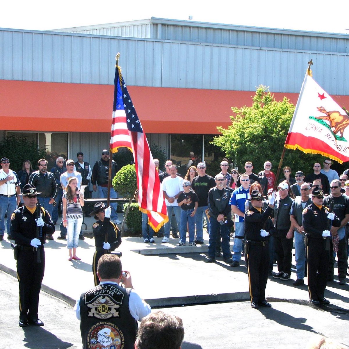 ModestoPolice's tweet photo. This #TBT is from the May Day Ride in 2007 honoring the fallen officers of Stanislaus County. This event, named after MPD Sergeant Steve May, was an annual ride that raised money for the Peace Officer Memorial Foundation. 💙 #peaceofficermemorial #policeweek #insidempd https://t.co/JUaRqw1WOF