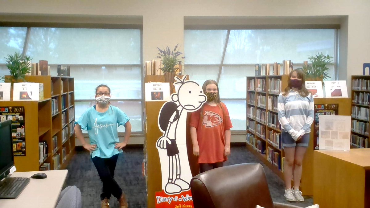 WCreekLibrary's tweet image. Here is our awesome 5th grade #SPSBOB team (along with Greg Heffley). They worked very hard for several weeks preparing for this week&apos;s competition. I&apos;m so proud of them! We are looking forward to finding out the results next Monday!
#spslib @officialSPS @WilsonsCreekInt
