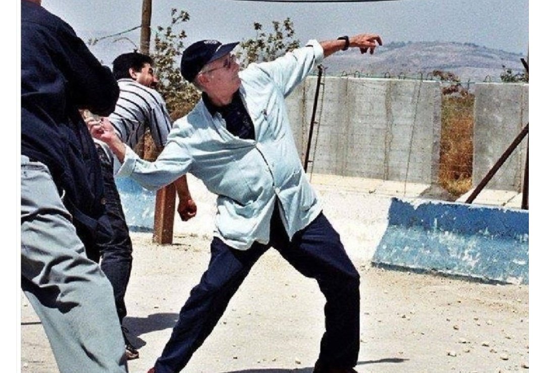 TahirSimsek's tweet photo. #Edebiyat ödüllü yazar #EdwardSaid israil tarafına doğru taş fırlatıyor.
Said, bunu soranlara: Çocuğum bir gün bana 'baba savaşta ne yaptın' diye sorarsa ona, alçaklığa, haksızlığa taş attım diyeceğim.
#GazaUnderAttack #kassamtugayları #freepalastine #PalestineUnderAttack https://t.co/htozKn7l3v
