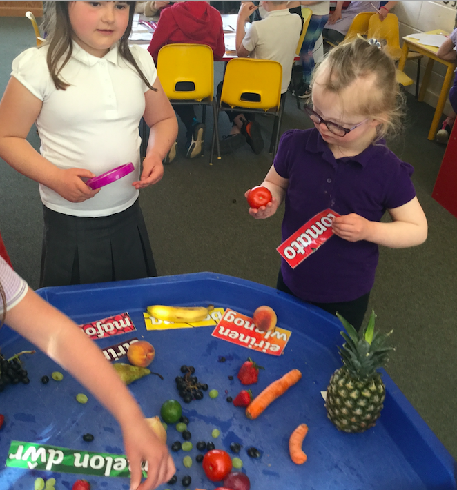 Dosbarth blwyddyn 1 a 2 yn mwyhau thema'r tymor 'Byw'n Iach.' Years 1 and 2 enjoying this terms theme 'Healthy living.'