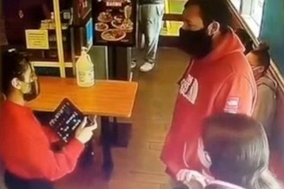 soy_502's tweet photo. 😱📷VIRAL | Adam Sandler vuelve al restaurante y sorprende a mesera que no lo reconoció

Hace unos días, el video de una mesera que no reconoció al actor se volvió viral, esta vez, Sandler volvió y esto pasó:

https://t.co/SgSP3fmafS https://t.co/1RYAbaA84f