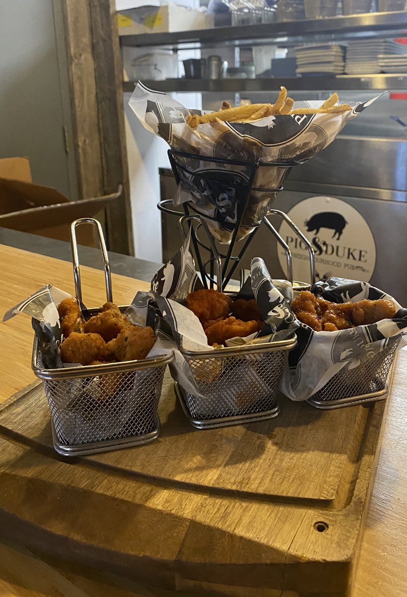 DanMcleod130's tweet photo. Featured today @Pigandduke 12th Ave #TakeOutEdition β’House Brined Chicken Bites ππ» JalapeΓ±o Honey Butter, Bourbon Buffalo, Hot Beauty & Garlic Fries ππ» $25 #havesome #yyc #yyceats #yycfood #yycoubs ππ· π» ππ·π»π https://t.co/1l6nKA73rH
