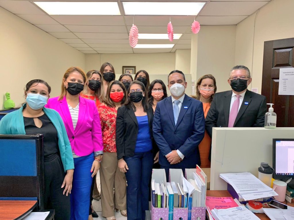 FGR_SV's tweet photo. El Fiscal General Rodolfo Delgado se reúne con el Director y Jefes de la Zona Oriental, para establecer lineamientos de combate al crimen.

Dotados de nuevos elementos tecnológicos de investigación, la labor de la @FGR_SV dará mejores resultados en los tribunales de Justicia. https://t.co/evZWeFS5ys