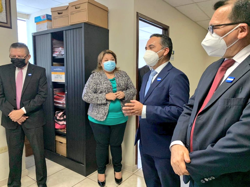 FGR_SV's tweet photo. El Fiscal General Rodolfo Delgado se reúne con el Director y Jefes de la Zona Oriental, para establecer lineamientos de combate al crimen.

Dotados de nuevos elementos tecnológicos de investigación, la labor de la @FGR_SV dará mejores resultados en los tribunales de Justicia. https://t.co/evZWeFS5ys