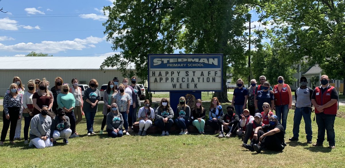 StedmanPonies's tweet photo. Thank you Lowe’s, Scott’s and Bonnie’s Plants for your donations and school beautification project today at Stedman Primary! https://t.co/jHJaOEtbeB