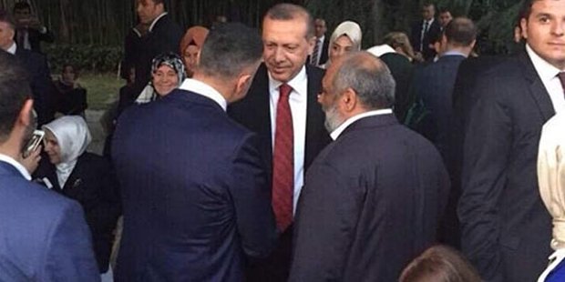 Arkasına Kemal Kılıçdaroğlu abisini ve Meral Akşener Ablasını Alan #SedatPeker 'in bir fotoğrafı (!)