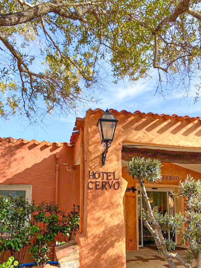 The development of Costa Smeralda started in the early Sixties thanks to the revolutionary vision of a committee of investors and architects. Among the first structures, architect Luigi Vietti conceived the Cervo Hotel, in full respect with the surrounding beautiful nature.