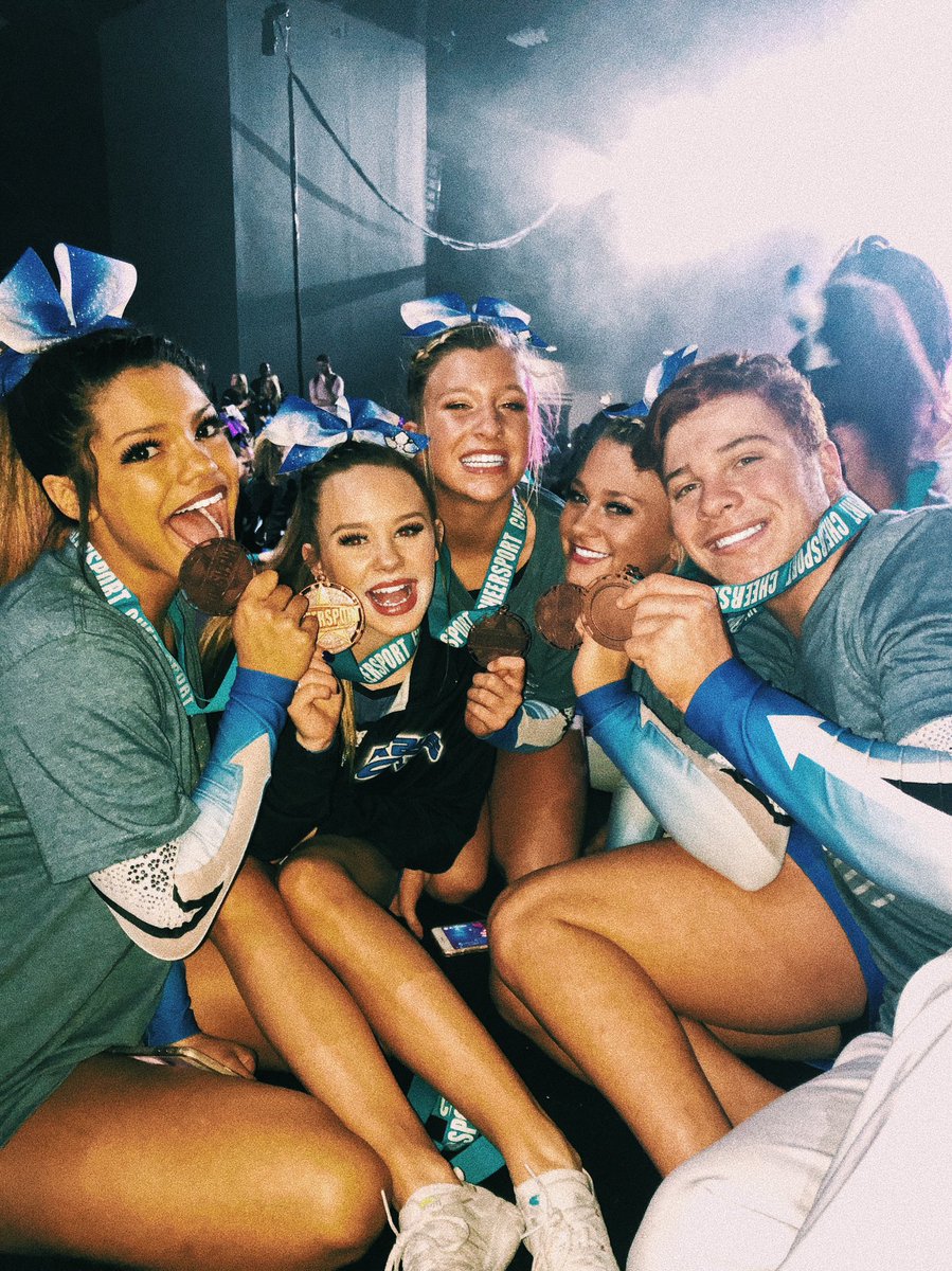 VirualProtocol's tweet photo. if you’re debating about trying out @LetsGoRays DO IT!!!! 💙💚💠 I met some of my life long bestfriends and had amazing coaches who taught me unforgettable life lessons...some of the best years of my life!!! I promise you won’t regret it!!! https://t.co/sP51Qf9Dgx