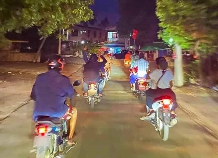 HunLin42699869's tweet photo. Night Strike with motorbikes from Yay township #Mon State.  They've done their duty to Protest Dictatorship today too.  #May13Coup #WhatsHappeningInMyanmar https://t.co/08FHv6FIRn