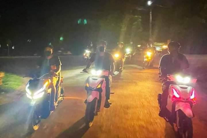 HunLin42699869's tweet photo. Night Strike with motorbikes from Yay township #Mon State.  They've done their duty to Protest Dictatorship today too.  #May13Coup #WhatsHappeningInMyanmar https://t.co/08FHv6FIRn