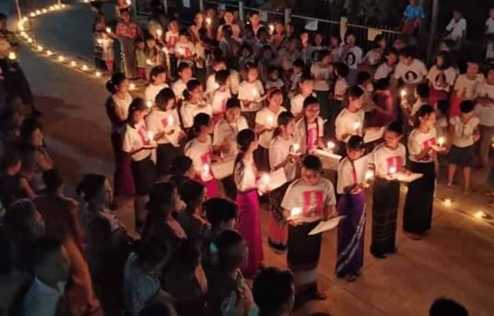 HunLin42699869's tweet photo. High schoolers from Yekha village #Sagaing held a protest against dictatorship and it's slavery education system tonight.  #May13Coup #WhatsHappeningInMyanmar https://t.co/2dLIVXnn4A