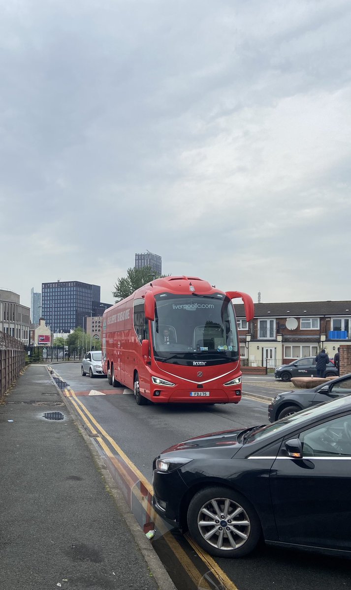 utdreport's tweet photo. Cars have blocked Liverpool's coach from arriving at Old Trafford #mulive [@RedIssue, @DTathletic] https://t.co/igNhOwy3aj