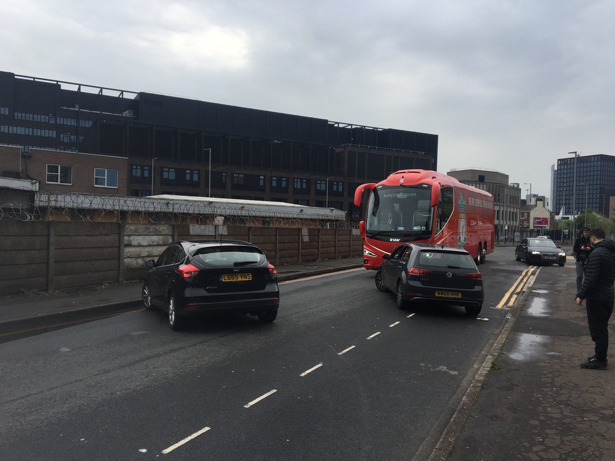 utdreport's tweet photo. Cars have blocked Liverpool's coach from arriving at Old Trafford #mulive [@RedIssue, @DTathletic] https://t.co/igNhOwy3aj