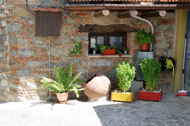 photosofcyprus's tweet photo. A traditional stone built home in Odou Village. The stone and wood were all locally sourced, as with many more homes in the village. The village lies in the Larnaca District #Cyprus #Odou #Larnaca #Architecture #Culture #Travel #Holidays #Wanderlust https://t.co/V0F0A3sZJH