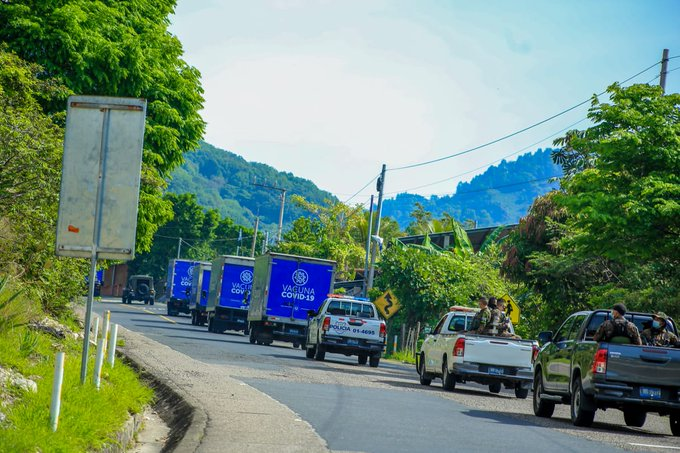 radioamericahn's tweet photo. #AméricaNoticias #Honduras 
El ministro de Salud de El Salvador, Francisco Alabi, se dirige a frontera El Poy, para supervisar IN SITU, el traslado de las vacunas contra la #COVID19 que el gobierno de @nayibbukele donó a Honduras. #RadioAmérica https://t.co/T6gsTCtHTA