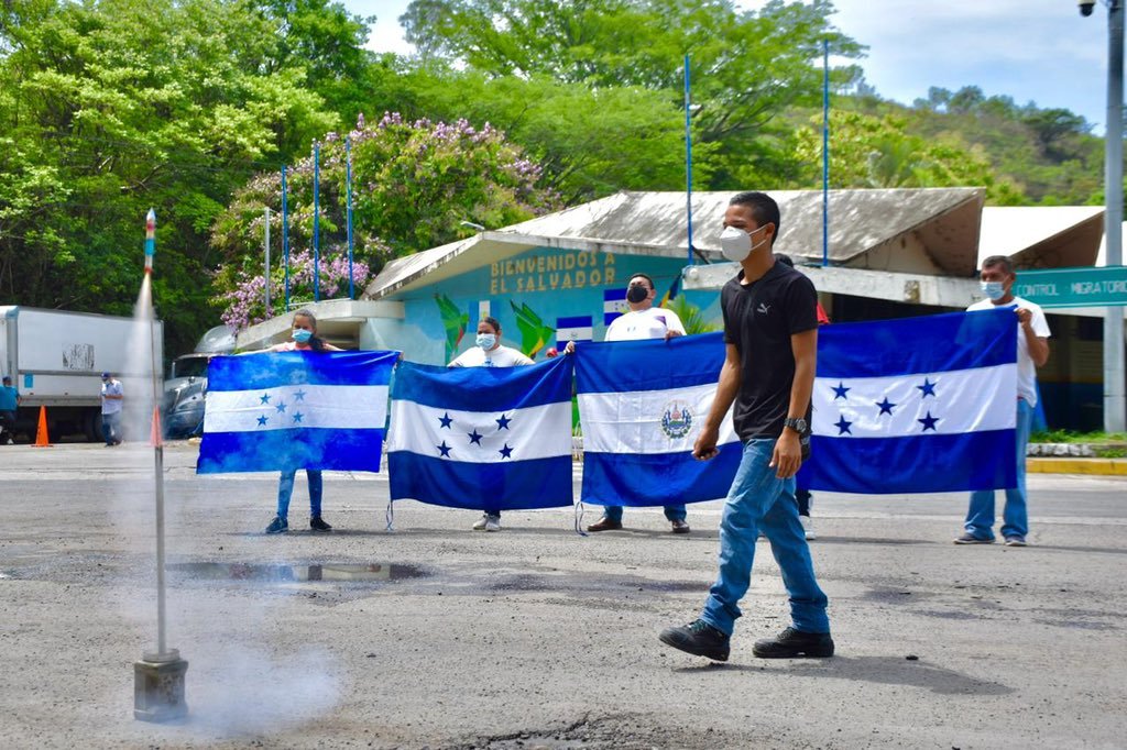 radioamericahn's tweet photo. #AméricaNoticias #Honduras 
El ministro de Salud de El Salvador, Francisco Alabi, se dirige a frontera El Poy, para supervisar IN SITU, el traslado de las vacunas contra la #COVID19 que el gobierno de @nayibbukele donó a Honduras. #RadioAmérica https://t.co/T6gsTCtHTA