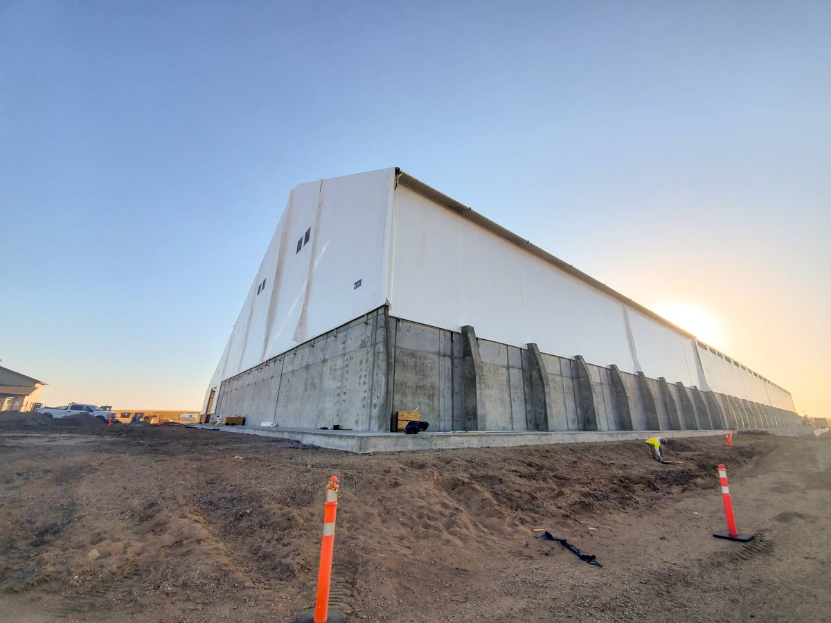 CobraStructures's tweet photo. Only finishing touches on the fabric remain and this client is just about ready to expand their fertilizer operations with their new 160’ x 166’ structure!
#CobraBuildings #FabricBuildings #FabricStructures #Fertilizer #FertilizerStorage #CDNAg #WestCDNAg #MBAg #GrowMBAg https://t.co/LHPUfnvTrj