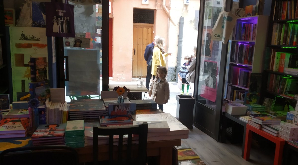 JudithRico_'s tweet photo. Pequeña lectora que se acerca a decir"me bustan los libos" mientras su madre habla en la calle. https://t.co/3ftHeFkm1V