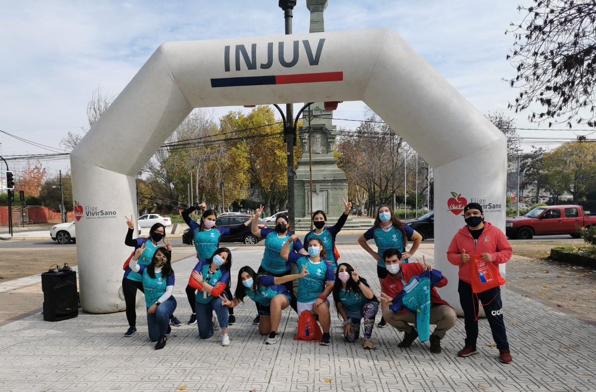 En la Región del #Maule, jóvenes del equipo de rugby NómadesFem, ganadoras de nuestro #FondoParticipa, recibieron a la directora nacional <a href="/renatasantander/">Renata Santander Ramírez</a>, directora <a href="/INJUVMaule/">INJUV Maule</a> <a href="/MPazDelValle/">María Paz Del Valle Valdes</a> y al Seremi <a href="/MDSMaule/">Seremi Desarrollo Social y Familia Maule</a> Felipe Valdovinos 👏👏