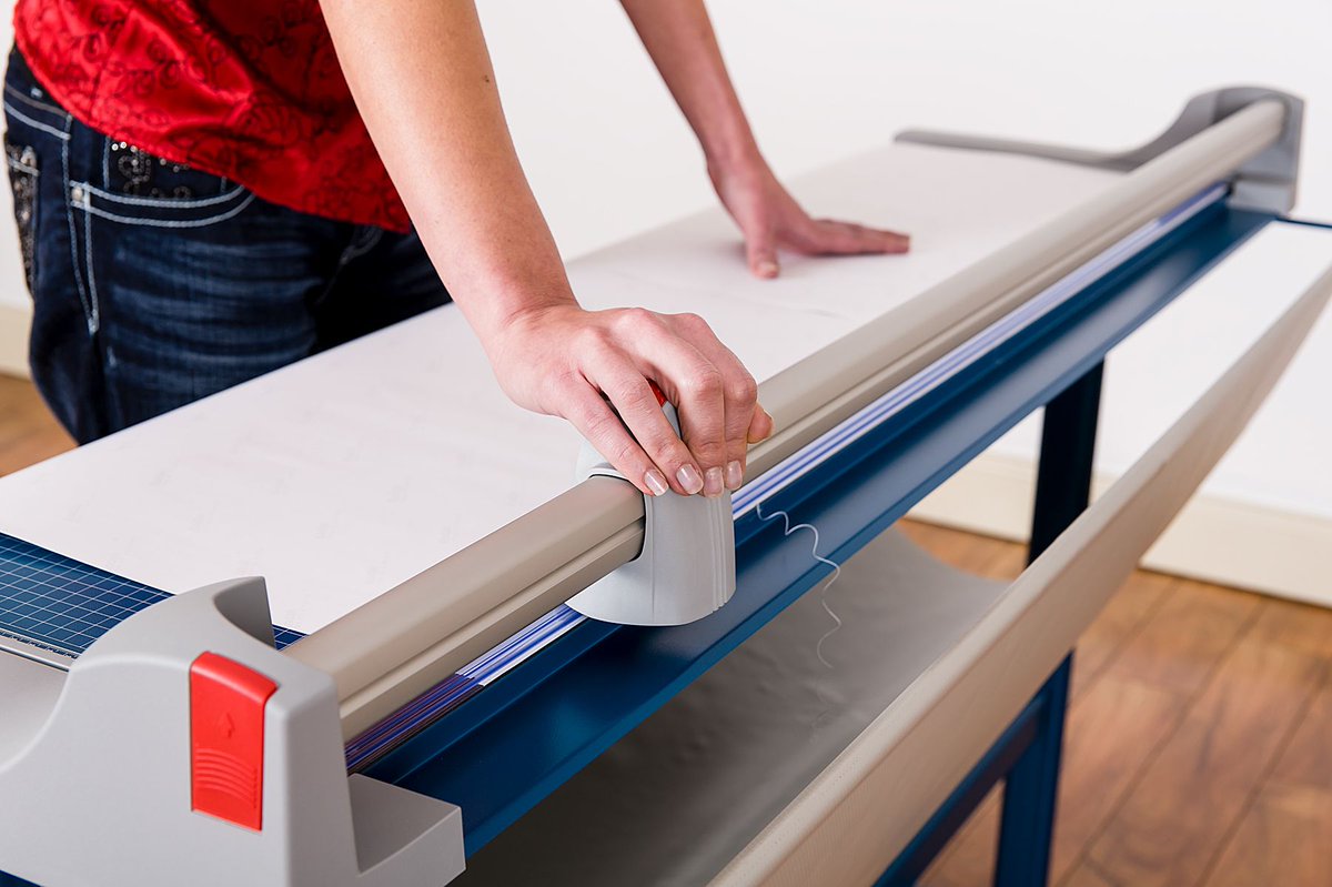 Dahle_NA's tweet image. A versatile trimmer with lots of cutting length! You can find the 446s at your favorite online marketplace or art/office retailer. buff.ly/3es0Seb 
#stackcutter #reamcutter #guillotine #bannercutter #postercutter #largepapertrimmer #customprinting #dahle #dahlequality