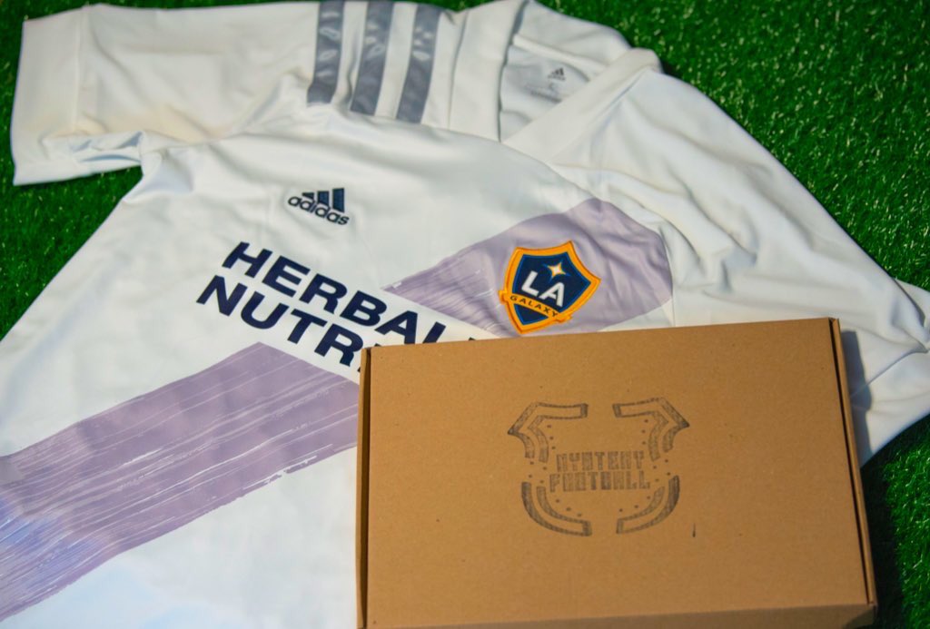 mysteryfootball's tweet image. We are giving away a Mystery Football shirt to one lucky follower! 

To enter:
1️⃣ RT this tweet
🤝 Follow us

Good luck!