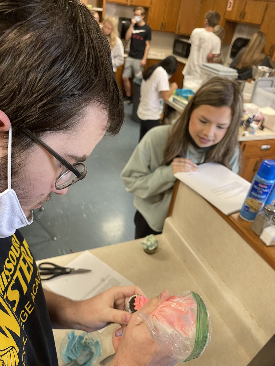 haenni26's tweet photo. “This is harder than my DC Chem test” -Tyson Cook. #facsoflife #cupcakewars https://t.co/nm2aOjPPh3