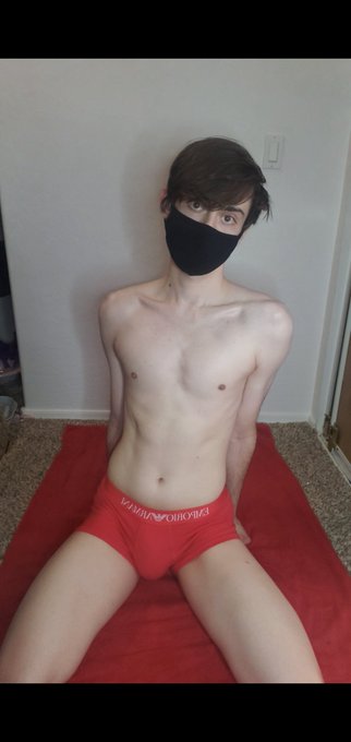 You should pull these off me and put me in your favorite position 😘 https://t.co/fib0jSYsYW