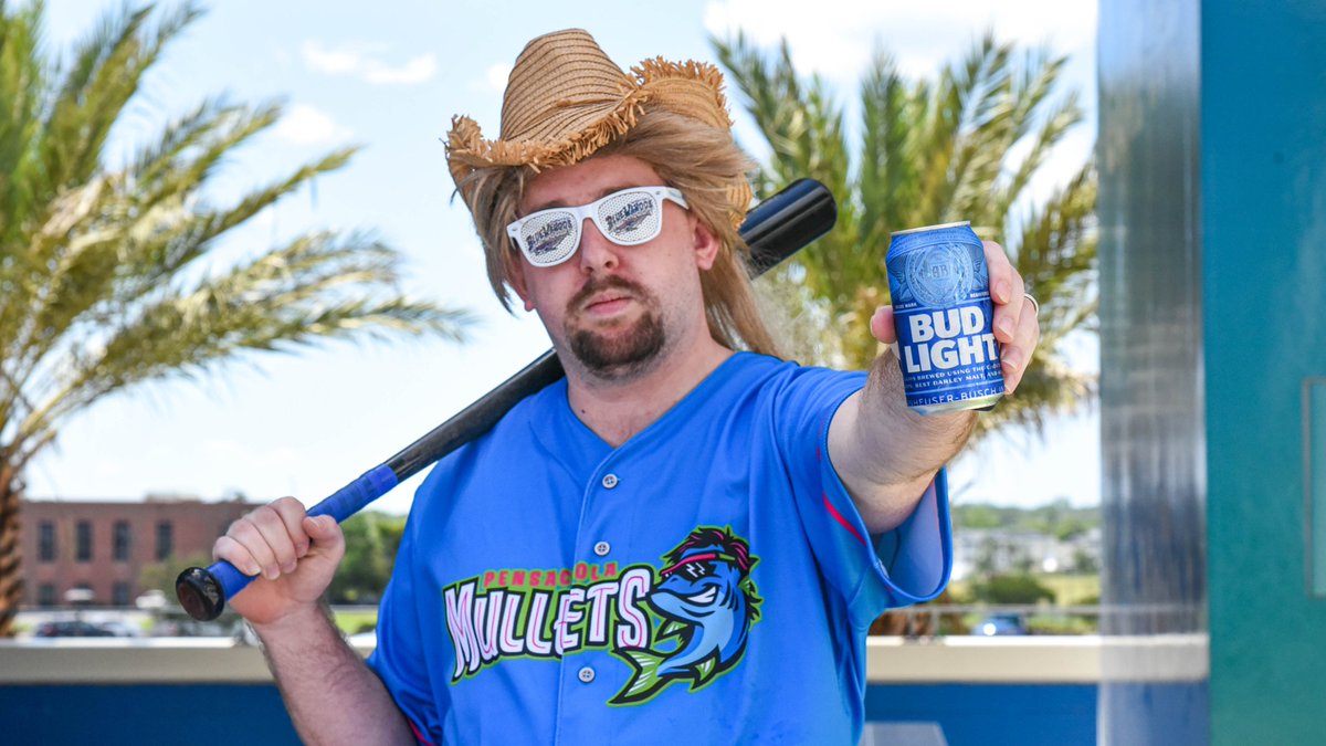 BlueWahoosBBall's tweet photo. Mullet Man is ready for Thirsty Thursday!

Enjoy $2 drafts and two-for-one 16 oz cans at tonight's game!

🎟️ https://t.co/Yw5Wws5gO1 https://t.co/KSYuiapYWk