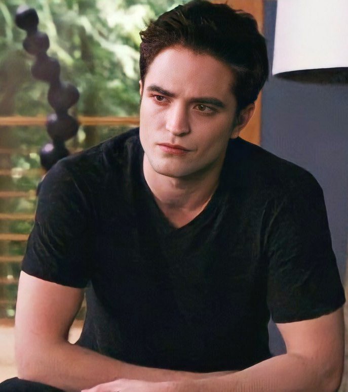 Twilight3993's tweet photo. Mais um ano carregando o peso de ser o homem mais lindo do mundo🤧♥️ 
#HappyBirthdayRobertPattinson #RobertPattinson https://t.co/OpdxrWzfdQ