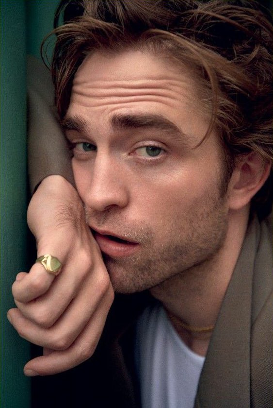 Twilight3993's tweet photo. Mais um ano carregando o peso de ser o homem mais lindo do mundo🤧♥️ 
#HappyBirthdayRobertPattinson #RobertPattinson https://t.co/OpdxrWzfdQ