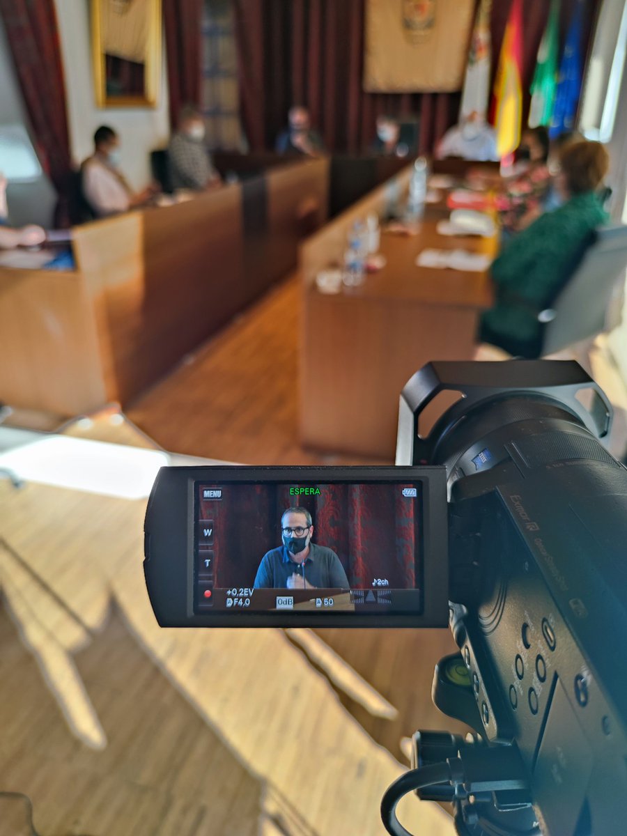 AyuntArchidona's tweet photo. Miembros de la comunidad educativa se pronuncian momentos antes del comienzo del Pleno Municipal de Archidona. https://t.co/XxNRnMuu0g