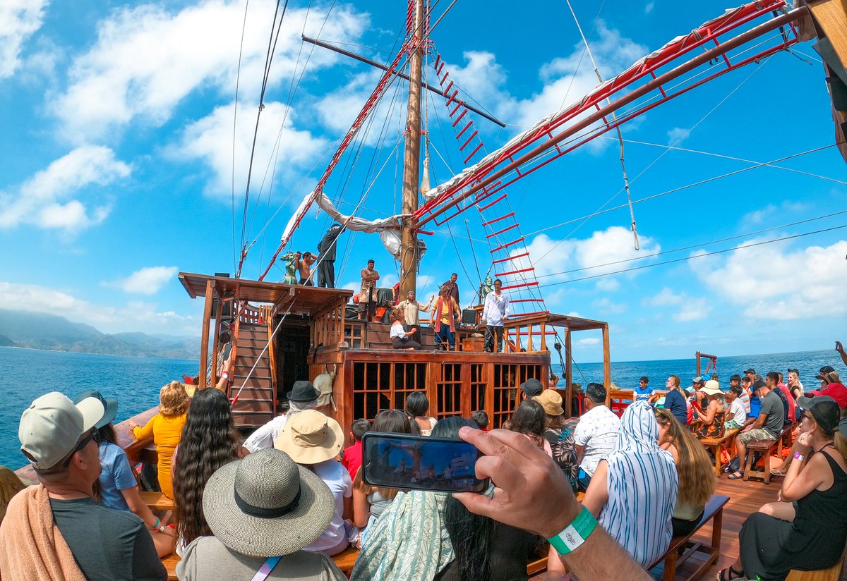 La diversión te está esperando con muchas sorpresas a bordo. 😁 💣⚔️🏴‍☠️ ¡Ahoooy!

⚓️ barcopiratavallarta.com ⚓️ #PirateShipVallarta