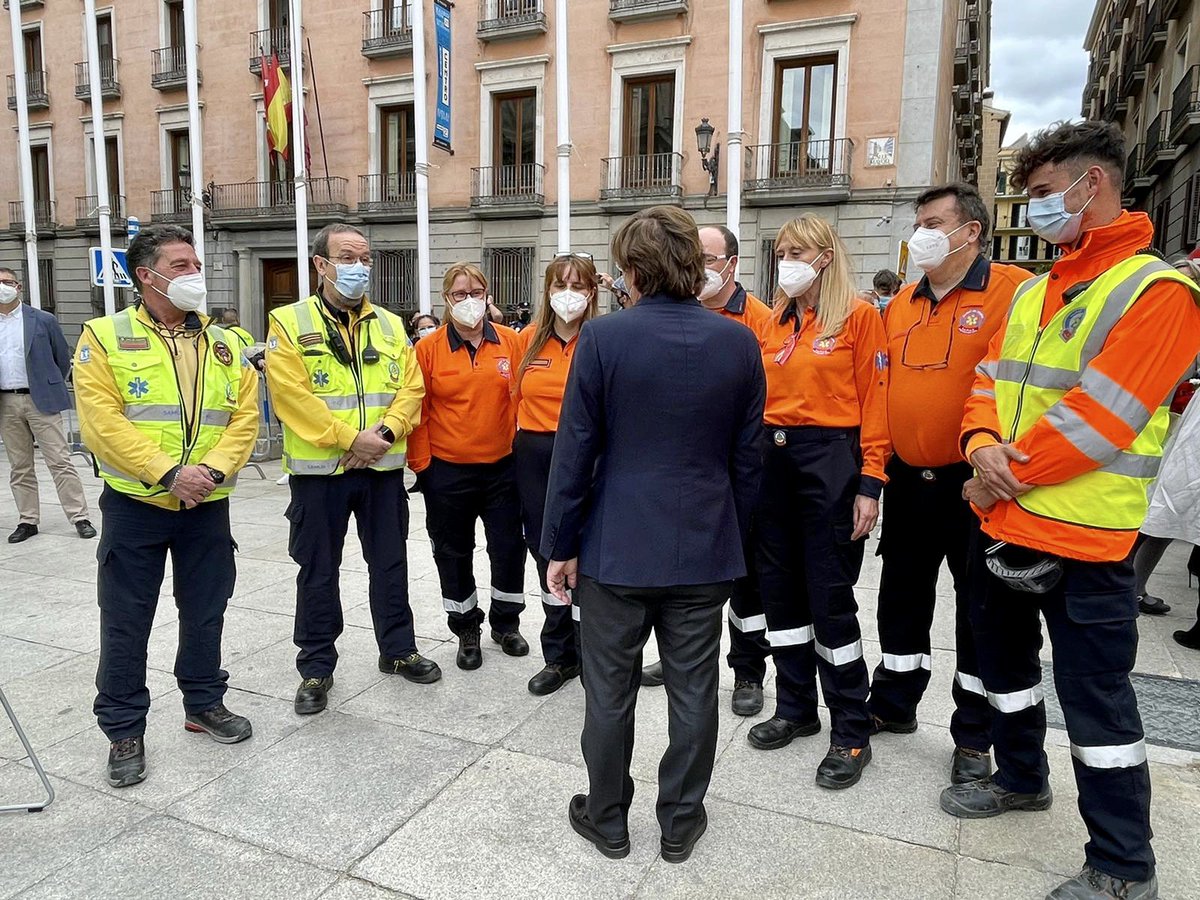 AlmeidaPP_'s tweet photo. Pregonero de lujo @SSantiagosegura para abrir las fiestas madrileñas de San Isidro.

Como público han asistido los servicios esenciales del Ayuntamiento que han hecho un trabajo excepcional durante el último año de pandemia. https://t.co/Rs9ZvlHlmm