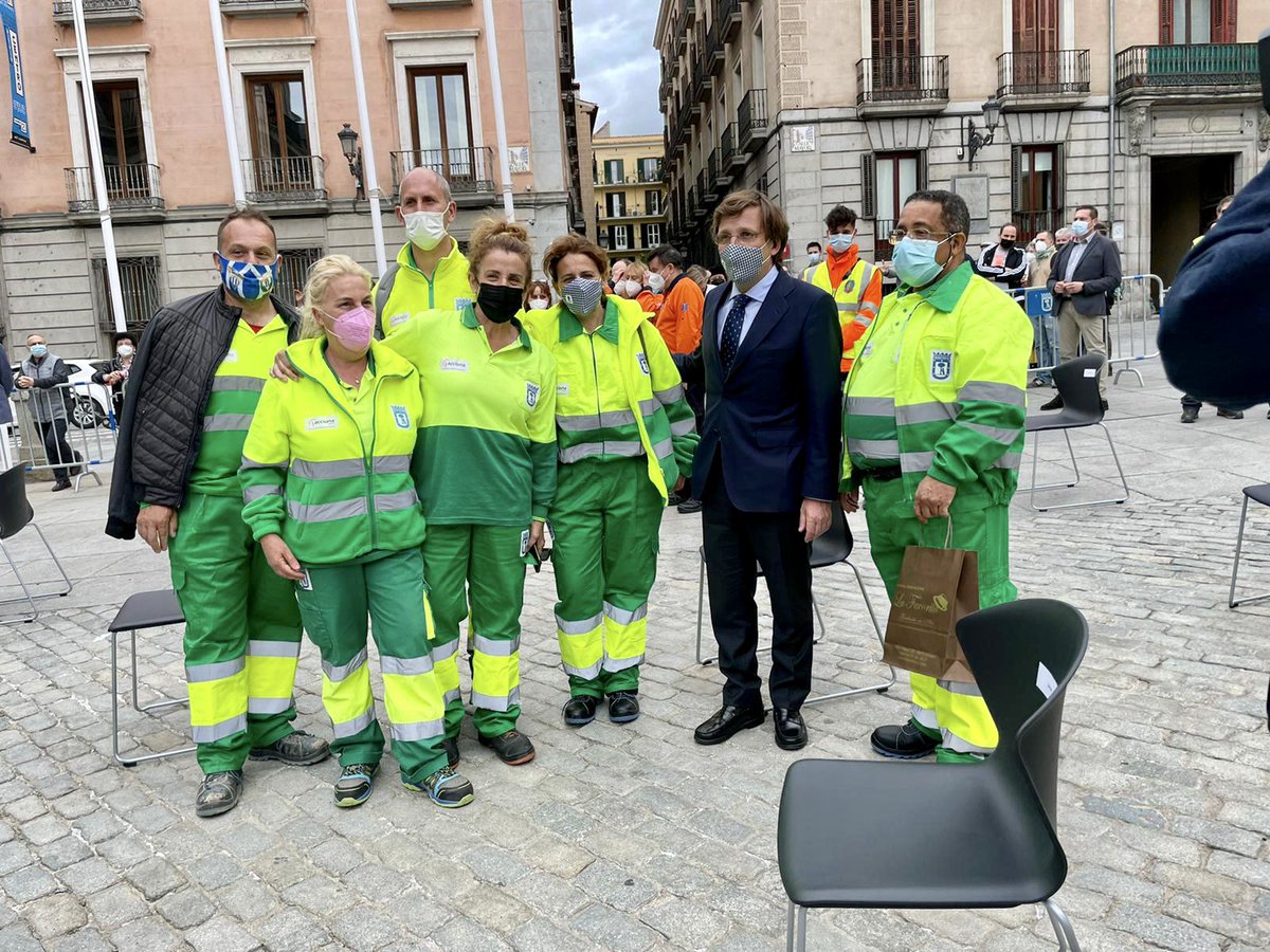 AlmeidaPP_'s tweet photo. Pregonero de lujo @SSantiagosegura para abrir las fiestas madrileñas de San Isidro.

Como público han asistido los servicios esenciales del Ayuntamiento que han hecho un trabajo excepcional durante el último año de pandemia. https://t.co/Rs9ZvlHlmm