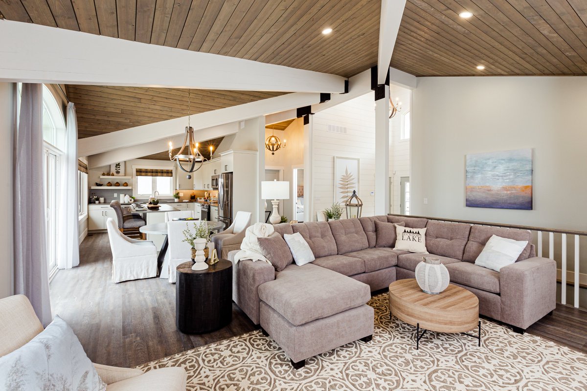 PMLotto's tweet image. The next best thing to being at the cottage is the VR Tour of the Kawartha Lakefront Cottage. Visit our website on your phone, tablet, or computer for a virtual walk-through each room and  linger over every stunning detail. 

Click here to view the VR tour:bit.ly/3fkqYPL