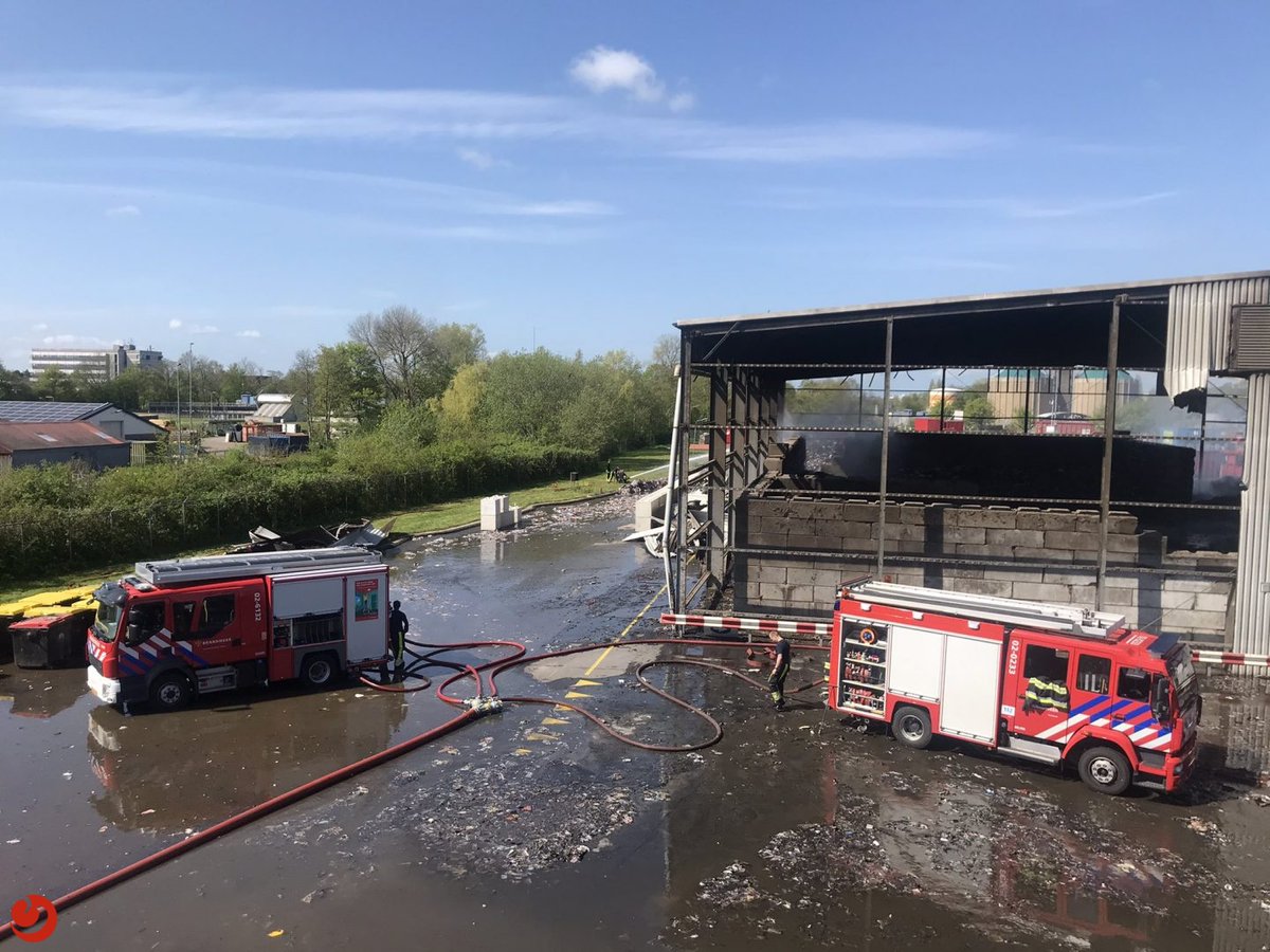 Grote brand in loods vol met papier bij milieustraat..