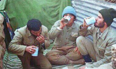 MemarDanial's tweet photo. لبان فرمانده خشک بود. کمپوتی دستش دادند. آن را تا نزدیک دهان برد، ولی یکدفعه ‌گفت: به بچه‌ها داده‌اید؟ جواب شنید:نه، چه کسی بخورد بهتر شما. فرمانده با خشم گفت: از من بهتر،بچه‌های بسیجی‌اند. یکی گفت حالا که باز کردیم بخورید. شهید باکری پاسخ داد: خودت بخور تا در آن دنیا جوابگو باشی https://t.co/bgIT1HvMDC