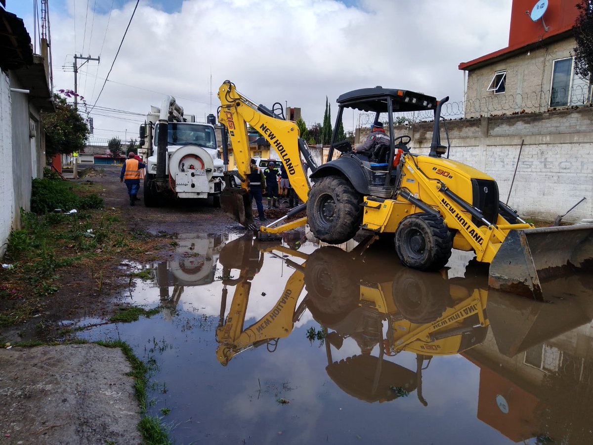 GobiernoChalco's tweet photo. El equipo de #ODAPASChalco, sin descanso continúa con la limpieza y desazolve de las calles Canarios y Villahermosa en la colonia Emiliano Zapata.
#GobiernoDeChalco https://t.co/qqrN8ECUkK