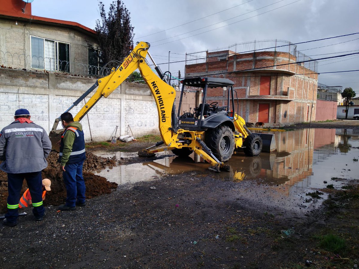 GobiernoChalco's tweet photo. El equipo de #ODAPASChalco, sin descanso continúa con la limpieza y desazolve de las calles Canarios y Villahermosa en la colonia Emiliano Zapata.
#GobiernoDeChalco https://t.co/qqrN8ECUkK