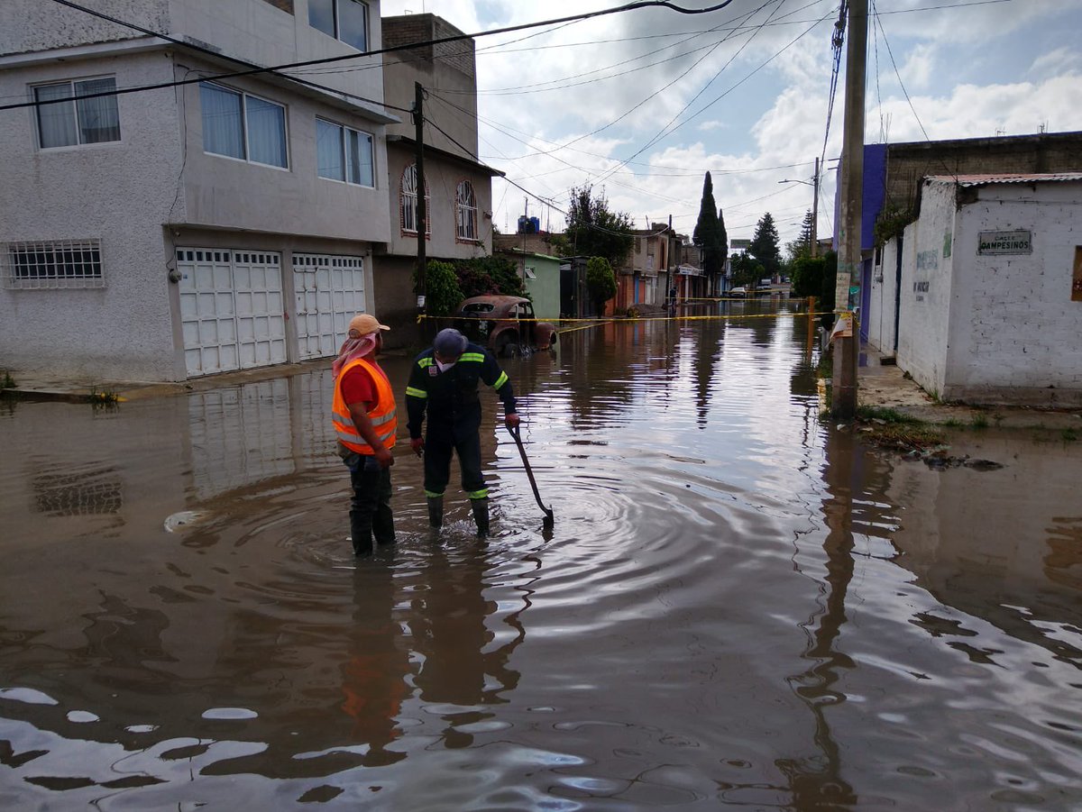 GobiernoChalco's tweet photo. El equipo de #ODAPASChalco, sin descanso continúa con la limpieza y desazolve de las calles Canarios y Villahermosa en la colonia Emiliano Zapata.
#GobiernoDeChalco https://t.co/qqrN8ECUkK
