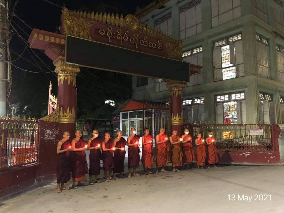 HunLin42699869's tweet photo. Candlelight Strike was held by monks from Masoeyein (New)Monastery tonight.  They also prayed for peace and good fortune for all the citizens of Myanmar.  #May13Coup #WhatsHappeningInMyanmar https://t.co/zHDyIXhKhJ