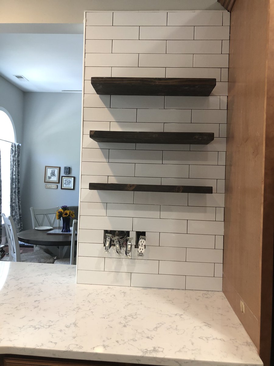 LaughOutLander's tweet photo. Not really a fair comparison given the clutter, but...#todaysprogress #kitchenreno #cabinetsnext👍🏻 https://t.co/URPby0Xfiy
