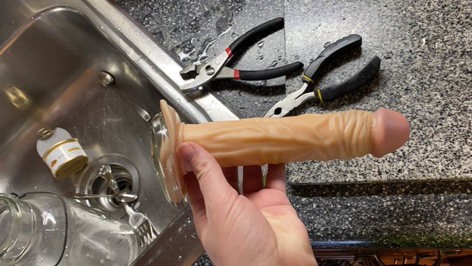 A small glass lid got trapped at the bottom of my sink and blocked it. I tried multiple pliers and whatnot<a href="/tag/nerdlife"class="tags"><span>#nerdlife</span></a><a href="/tag/sexynerd"class="tags"><span>#sexynerd</span></a>