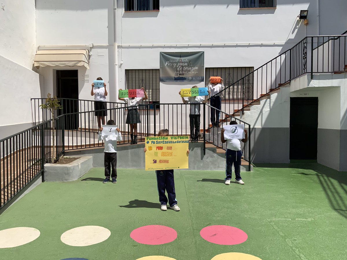 #YoSoyEscuelaCatolica | <a href="/fvictoria_es/">Fundación Victoria</a> 
Iniciativa del Papa Francisco, hoy, 13 de mayo, celebramos el #DíaMundialDeLaEducaciónCatólica
“Yo soy escuela católica y quiero un mundo lleno de abrazos ... sin contagios”
Educamos de❤️a❤️
#ColegiosDiocesanos #DeCorazón 💚 #PorYParaTi