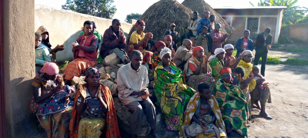 Mu ntumbero yo kuyaga n' imiryango y'Abasangwabuka, Musitanteri, Uwutwara Igiposi n'Umuhanuzi ajejewe intwaro n'imibano, bagize urugendo rugira 4 mu kirwati c' #ibusekera. Muri vyinshi baganiriye Musitanteri yabasavye gukingira i kibira kuko ari itunga rusangi
<a href="/MininterInfosBi/">MininterInfosBi</a>