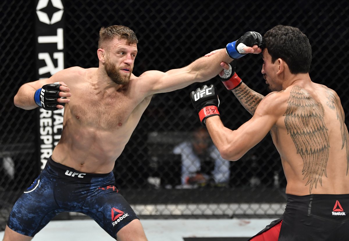 Mmafighting Com Calvin Kattar Defends Corner Not Stopping Brutal Max Holloway Fight I M Not Gonna Take A Knee For Anybody Alexanderklee Mikeheck Jr T Co B6gx6vngbt T Co Naglgzxfdj