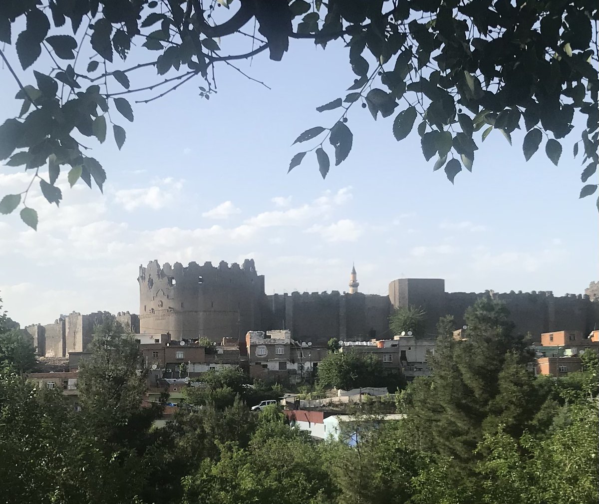 yasaricen35's tweet photo. Hayatın Anlamı Bu Karede...
“Surların” Himayesinde Tarihten Gelen Emanetleri “Ben û Sen” Küçelerinde Yaşayan Hayatlara,
Geçmişin Hataları,Sevapları,Keşkeleri Eşliğinde Bakan “Mardin Kapı Mezarlığı” Sakinleri...#Diyarbakır❤️🧿
#myfotos #tarih #geçmiş #şimdi #ölüler #diriler https://t.co/Xsd3xLeCjO