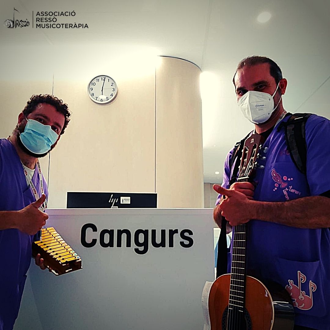 resso_mt's tweet photo. Avui fa una setmana que gaudim treballant al nou espai #cangurs de #nadons. Contents per l'acollida i per poder-hi apropar la música els dijous a la tarda 🎶🦘😍
@SJDbarcelona_ca #musicoteràpia #musictherapy #resso_mt #hospitalamic https://t.co/tIVWX9SvaH